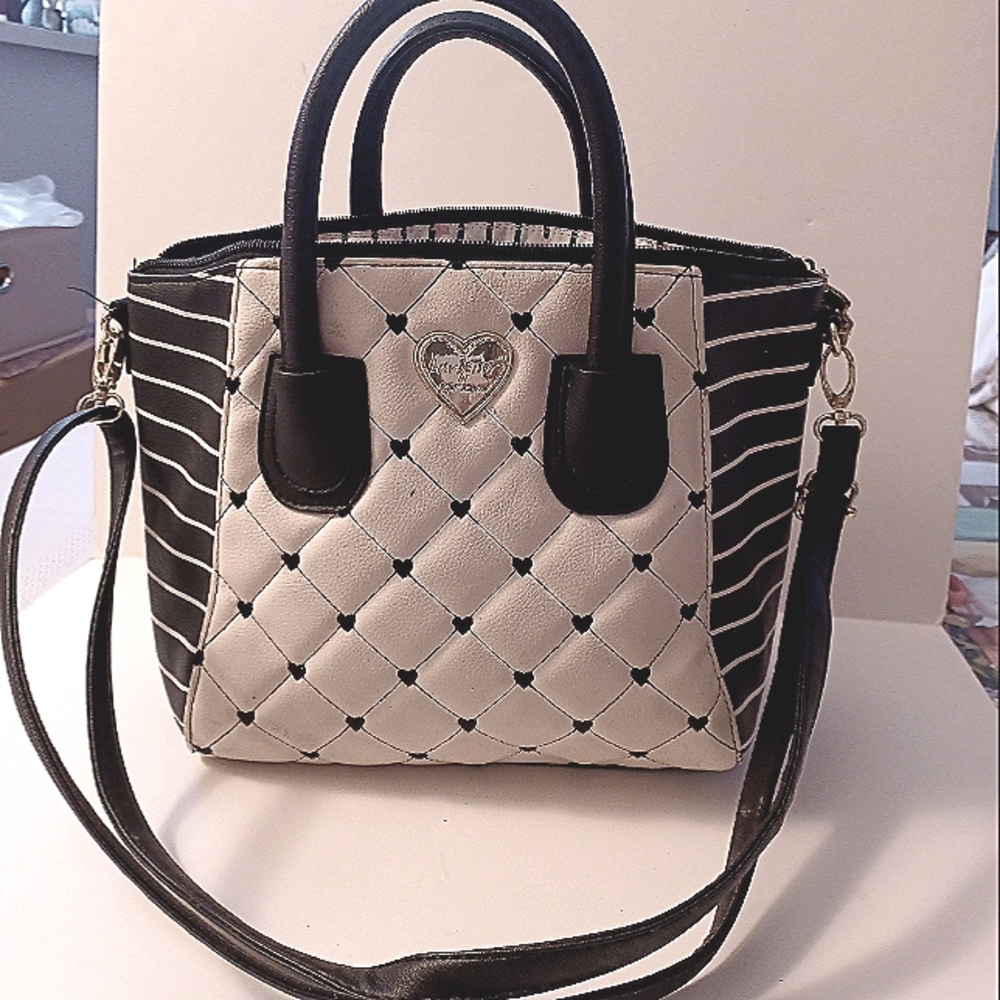 BETSY JOHNSON LUV BLACK AND WHITE PURSE mediam size